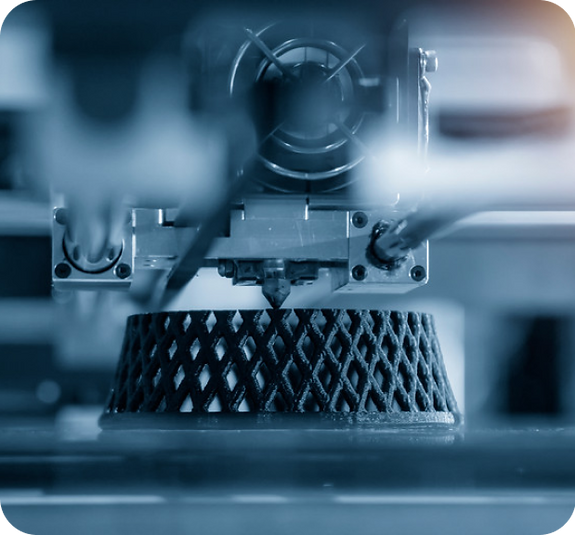 3D-Drucker in Aktion, der ein komplexes, wabenartiges Objekt in Blautönen druckt. Das Bild fokussiert auf den Druckkopf, der sich über dem Objekt bewegt und feine, geschichtete Strukturen aufbaut, mit einer Unschärfe, die die Bewegung des Druckkopfes andeutet.